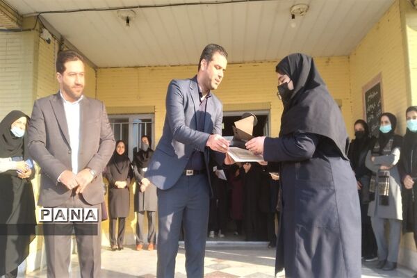 بازدید سرپرست اداره آموزش و پرورش قائمشهر از هنرستان شاهد