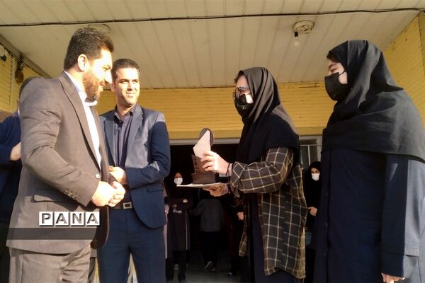 بازدید سرپرست اداره آموزش و پرورش قائمشهر از هنرستان شاهد
