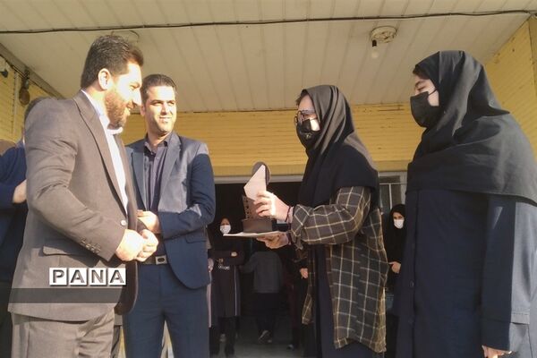 بازدید سرپرست اداره آموزش و پرورش قائمشهر از هنرستان شاهد