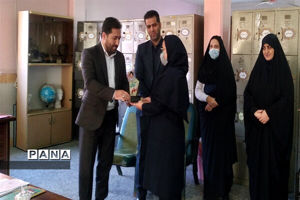 بازدید سرپرست اداره آموزش و پرورش قائمشهر از هنرستان شاهد