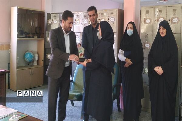 بازدید سرپرست اداره آموزش و پرورش قائمشهر از هنرستان شاهد