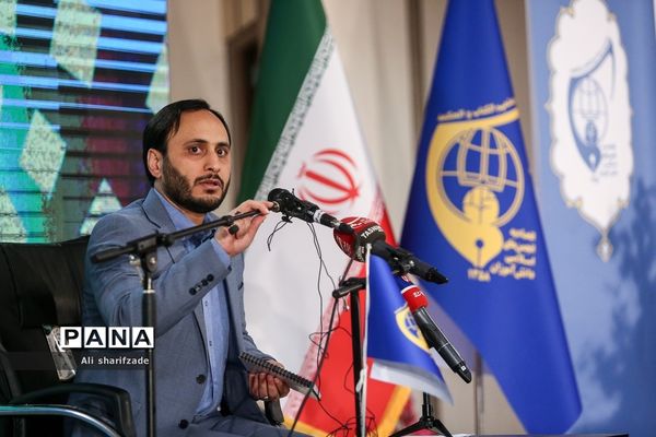 حضور علی بهادری جهرمی در همایش اتحادیه انجمن‌های اسلامی دانش‌آموزان