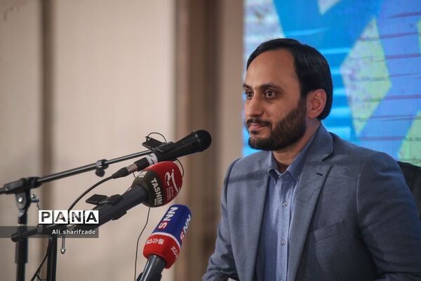 حضور علی بهادری جهرمی در همایش اتحادیه انجمن‌های اسلامی دانش‌آموزان