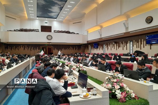 نشست صمیمانه دانش‌آموزان با استاندار خراسان رضوی