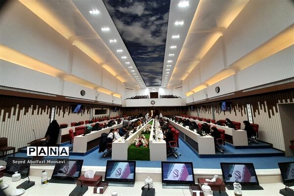نشست صمیمانه دانش‌آموزان با استاندار خراسان رضوی