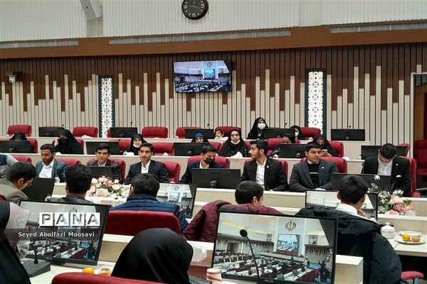 نشست صمیمانه دانش‌آموزان با استاندار خراسان رضوی