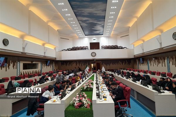 نشست صمیمانه دانش‌آموزان با استاندار خراسان رضوی