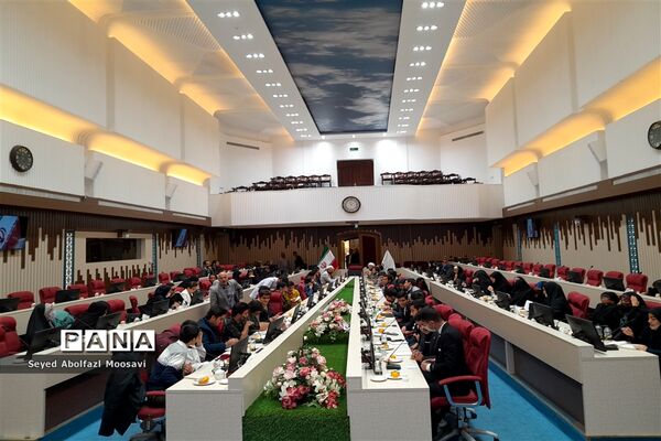 نشست صمیمانه دانش‌آموزان با استاندار خراسان رضوی