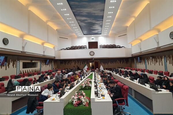 نشست صمیمانه دانش‌آموزان با استاندار خراسان رضوی