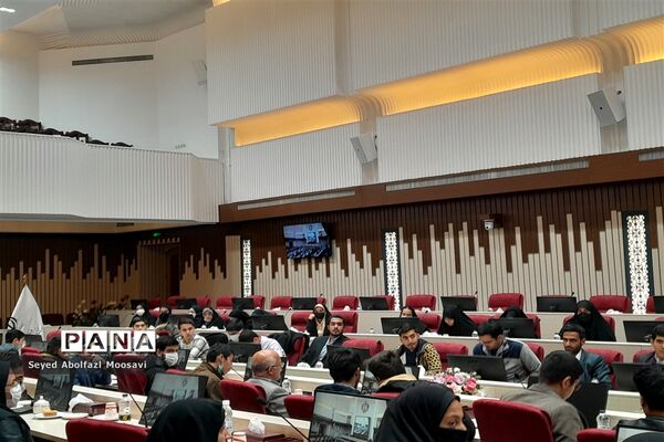 نشست صمیمانه دانش‌آموزان با استاندار خراسان رضوی