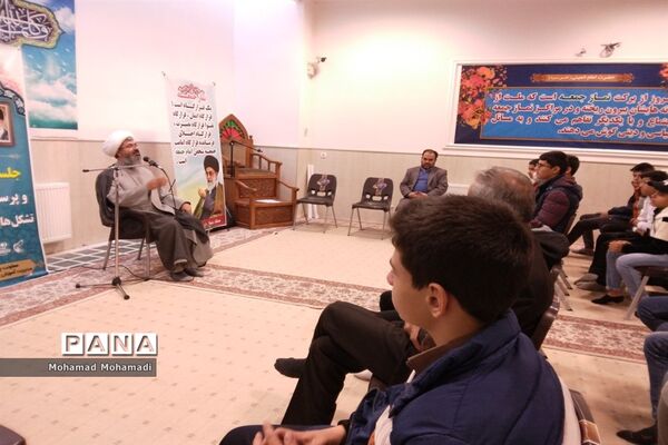 نشست تشکل‌های دانش‌آموزی با امام جمعه کاشمر