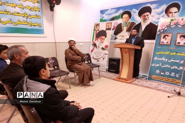 نشست تشکل‌های دانش‌آموزی با امام جمعه کاشمر