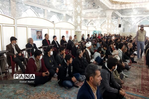 حضور دانش‌آموزان دبیرستان شهیدصادقی در نماز جمعه نایین