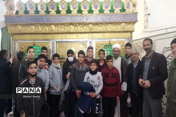 حضور دانش‌آموزان دبیرستان شهیدصادقی در نماز جمعه نایین