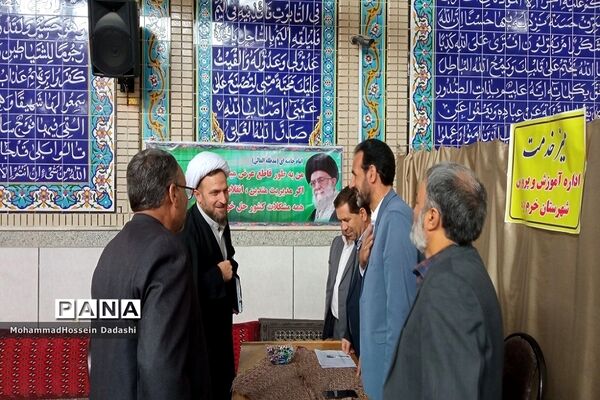 برپایی میز خدمت اداره آموزش و پرورش شهرستان خرمدره در حاشیه نماز جمعه