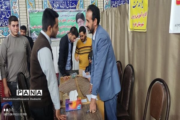 برپایی میز خدمت اداره آموزش و پرورش شهرستان خرمدره در حاشیه نماز جمعه
