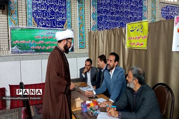 برپایی میز خدمت اداره آموزش و پرورش شهرستان خرمدره در حاشیه نماز جمعه