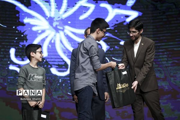 اختتامیه مسابقه دانش‌آموزی نور