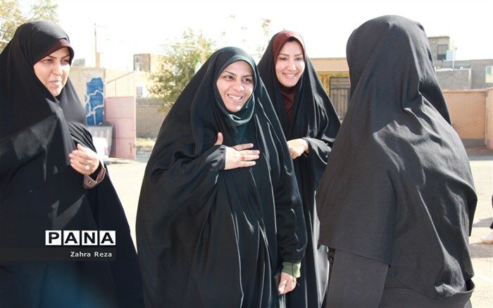 مادر از هر سازنده‌ای سازنده‌تر و با ارزش‌تر است
