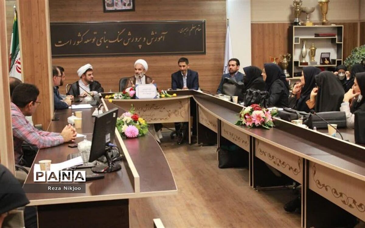 مشاور، کسی است که اندیشه‌ساز و اندیشه‌خوان باشد