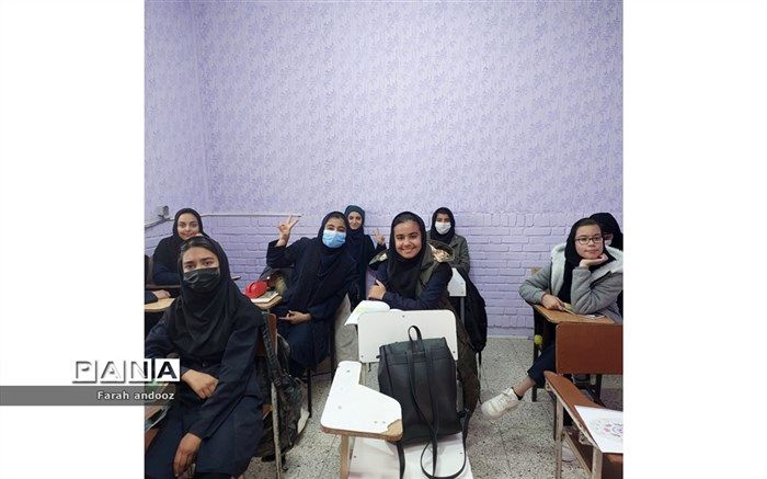 خوشحالی دانش‌آموزان آموزشگاه ریحانه‌النبی در فیروزه از رهایی تحصیل در کانکس