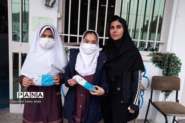 ساخت کاردستی‌های ورزشی در مدرسه حضرت زهرا(س) رودهن