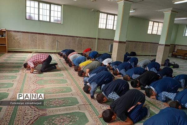 برگزاری نماز جماعت در مدارس رودهن
