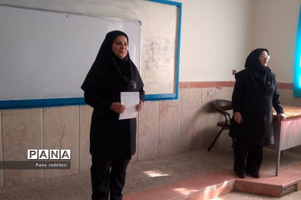 نشست کارکنان هنرستان مبتکران رودهن با اعضای انجمن اولیا و مربیان مدرسه