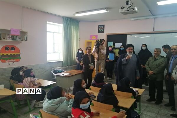 مراسم هفته کتابخوانی در دبستان علامه‌حلی