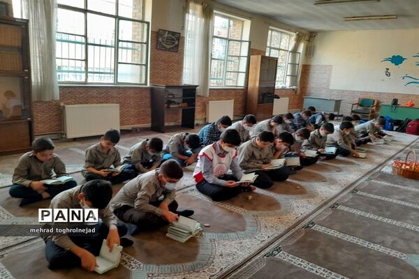 زیارت عاشورا در مدرسه شهید‌ناصریان در منطقه ۱۰
