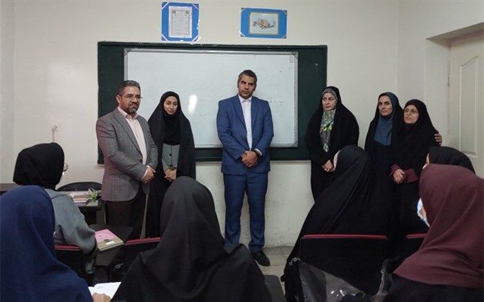 بازدید معاون آموزش ابتدایی منطقه ۵ از کارگاه‌های آموزشی آموزگاران جدیدالورود