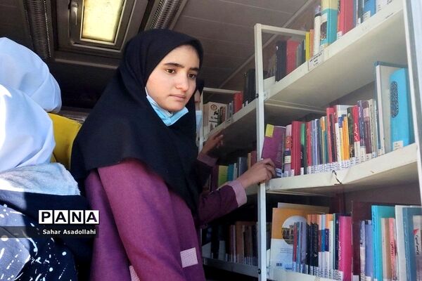 استقرار کتابخانه سیار در دبستان شهید‌غلامی «آرو» دماوند