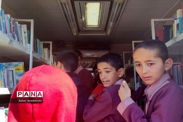 استقرار کتابخانه سیار در دبستان شهید‌غلامی «آرو» دماوند