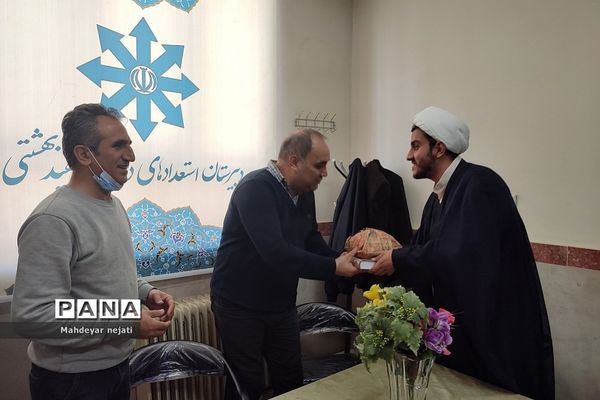 آیین هفته کتاب و کتابخوانی در دبیرستان استعدادهای درخشان شهید‌بهشتی رودهن