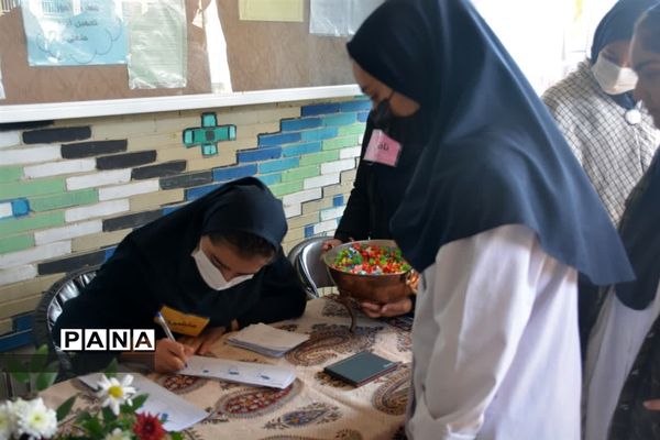 آیین نمادین انتخابات شورای دانش‌آموزی مدارس استان اصفهان در شهرستان خمینی شهر