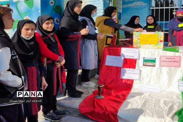 برگزاری شورای دانش‌آموزی در دبیرستان هاجر بهارستان دو