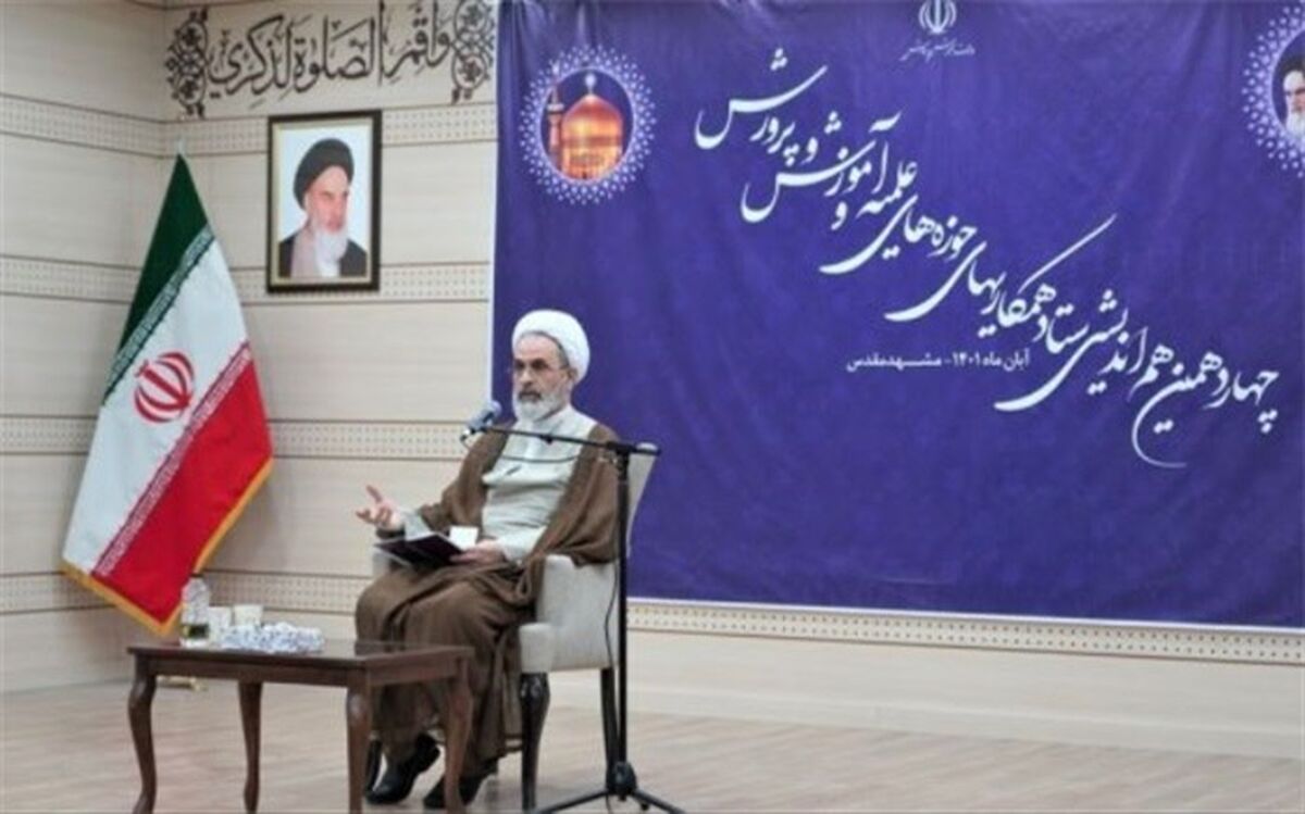 معلم، کانون سازندگی و تربیت است