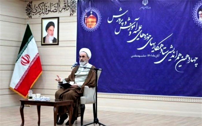 معلم، کانون سازندگی و تربیت است