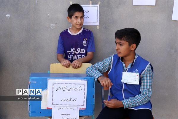 برگزاری انتخابات شورای دانش‌آموزی در دبستان ۱۵ خرداد شهر گله‌دار استان فارس