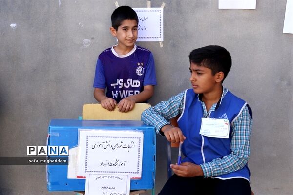 برگزاری انتخابات شورای دانش‌آموزی در دبستان ۱۵ خرداد شهر گله‌دار استان فارس