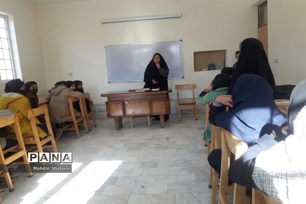 بازدید دانش‌آموزان دبستان شهید‌نجفی فدافن کاشمر از کتابخانه فدک
