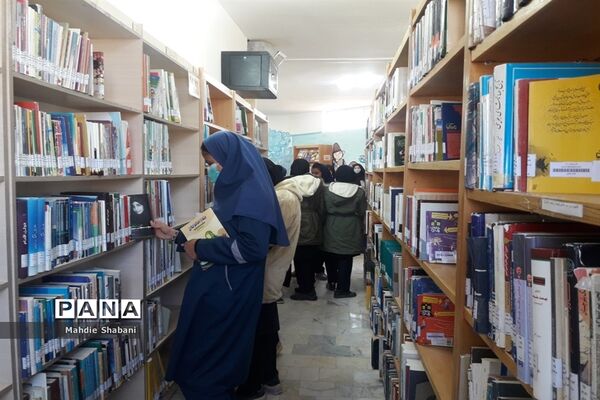 بازدید دانش‌آموزان دبستان شهید‌نجفی فدافن کاشمر از کتابخانه فدک