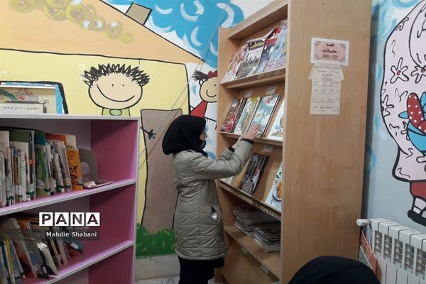 بازدید دانش‌آموزان دبستان شهید‌نجفی فدافن کاشمر از کتابخانه فدک