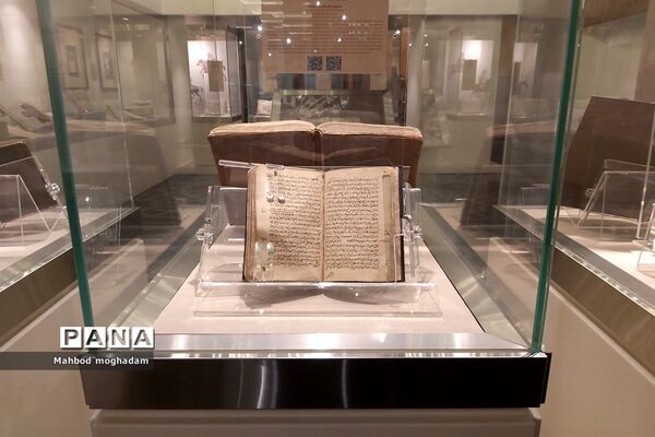 بازدید دانش‌آموزان دبیرستان شهیده معصومه قزوینی منطقه ۱۳ از کتابخانه و موزه ملی ملک