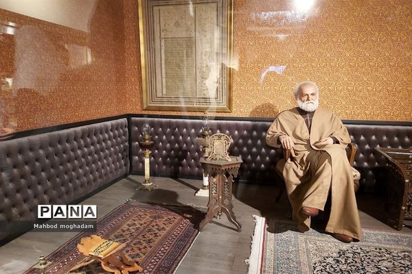 بازدید دانش‌آموزان دبیرستان شهیده معصومه قزوینی منطقه ۱۳ از کتابخانه و موزه ملی ملک