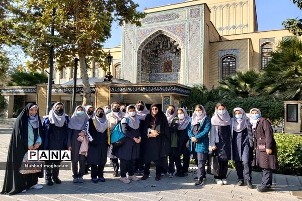 بازدید دانش‌آموزان دبیرستان شهیده معصومه قزوینی منطقه ۱۳ از کتابخانه و موزه ملی ملک