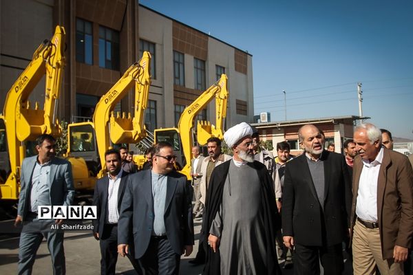 آیین واگذاری ۵۰۰ دستگاه اتوبوس شهری و ۵۰ بیل مکانیکی