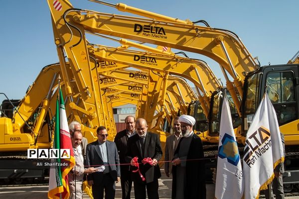 آیین واگذاری ۵۰۰ دستگاه اتوبوس شهری و ۵۰ بیل مکانیکی