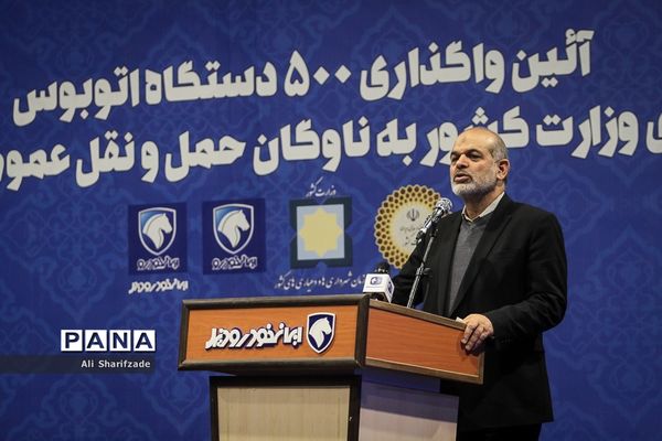 آیین واگذاری ۵۰۰ دستگاه اتوبوس شهری و ۵۰ بیل مکانیکی