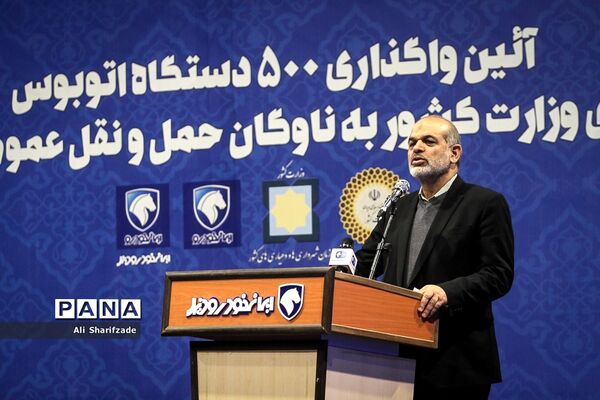 آیین واگذاری ۵۰۰ دستگاه اتوبوس شهری و ۵۰ بیل مکانیکی